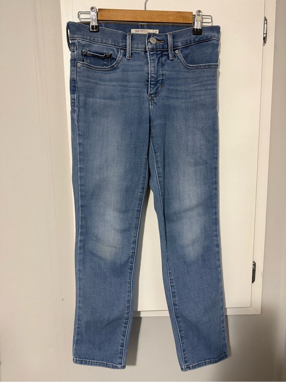 114. Levi's Shaping Slim Women's Light Wash Size 27